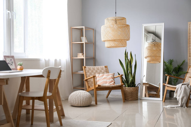 Интерьер светлой комнаты с удобными креслами и зеркалом - Фото, изображение