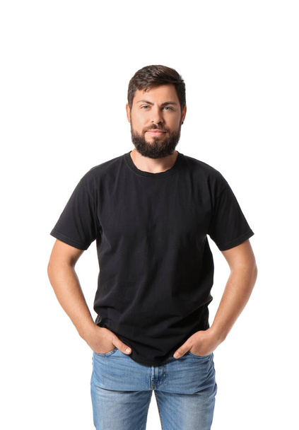 Knappe man in zwart t-shirt op witte achtergrond - Foto, afbeelding