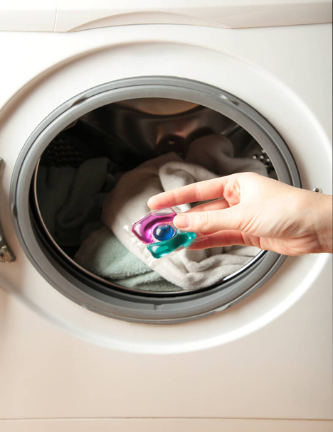 Çamaşır makinesi için jel kapakları. Ev temizlik malzemeleri. Bahar giysileri temizliği. Üst görünüm - Fotoğraf, Görsel