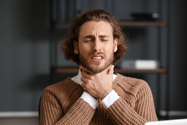 Ill man with sore throat in office - Φωτογραφία, εικόνα
