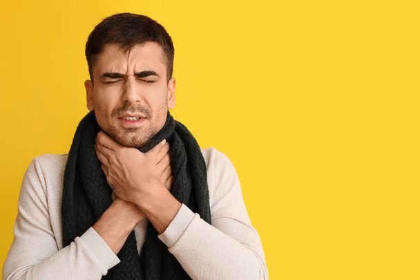 Хворіє молодий чоловік з болем у горлі на жовтому фоні
 - Фото, зображення
