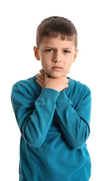 Kranker kleiner Junge mit Halsschmerzen auf weißem Hintergrund - Foto, Bild
