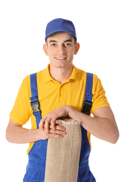 Travailleur masculin avec tapis roulé sur fond blanc - Photo, image