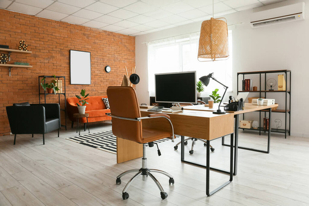 Стильный интерьер офиса с удобными рабочими местами - Фото, изображение