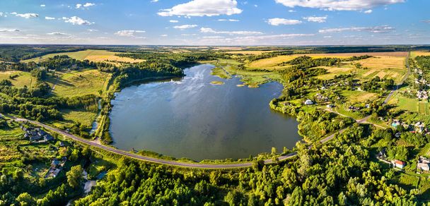 Jezioro w języku rosyjskim Czernozemie. Wioska Glazovo, obwód kurski - Zdjęcie, obraz