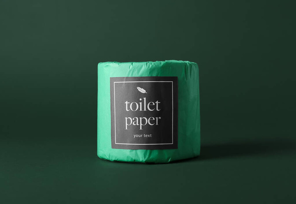 Rollo de papel higiénico sobre fondo verde - Foto, imagen