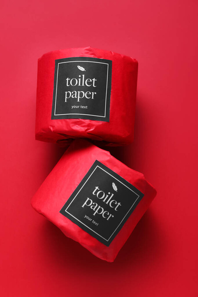 Rollos de papel higiénico sobre fondo rojo - Foto, Imagen