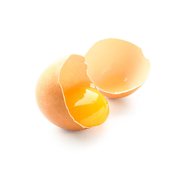 ραγισμένα κοτόπουλο αυγό που απομονώνονται σε λευκό φόντο - Φωτογραφία, εικόνα
