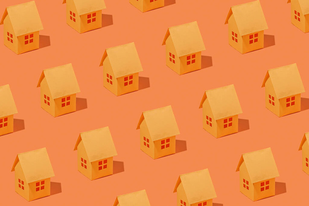 Modèle de maisons orange sur fond monochrome assorti disposés en lignes diagonales - Photo, image