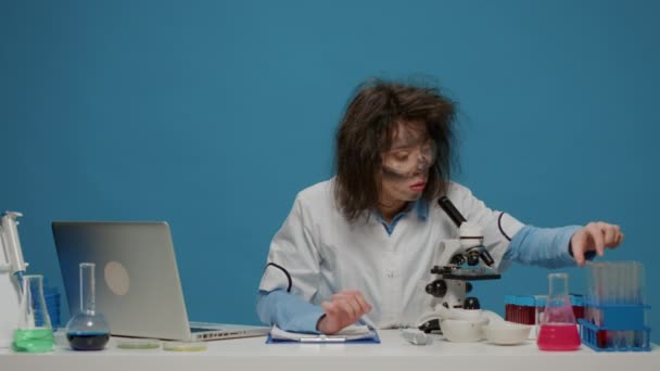Безумный глупый ученый с помощью микропипетки и пробирки - Кадры, видео