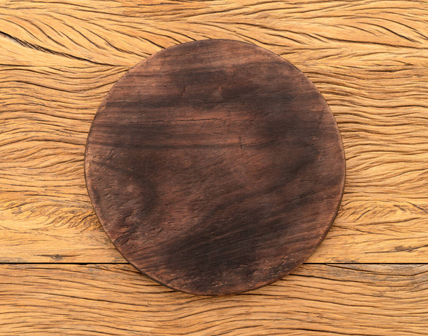 Пустая круглая деревянная доска с местом для копирования деревянного стола. - Фото, изображение