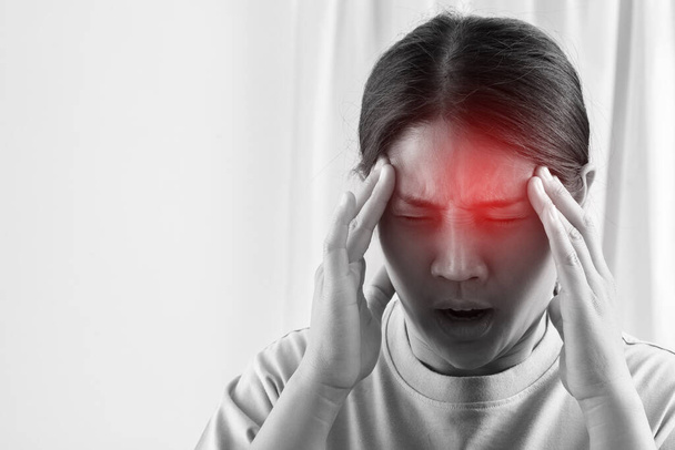 Hoofdpijnen kunnen een onderliggende oorzaak hebben, zoals onvoldoende slaap, onjuiste brillen, stress, harde geluiden horen. - Foto, afbeelding
