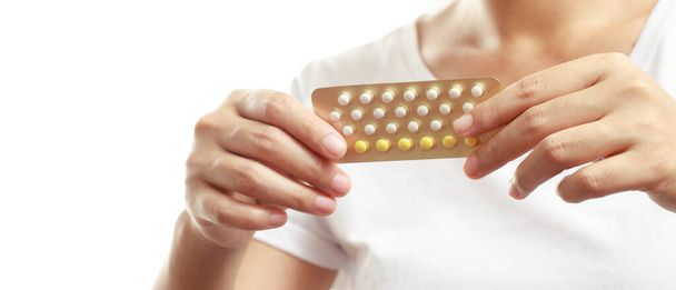 Žena brát antikoncepci pilulky před sexem. - Fotografie, Obrázek