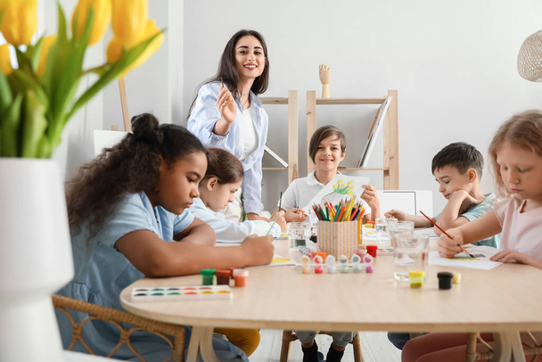 Bonito crianças pintura durante master-class na arte - Foto, Imagem