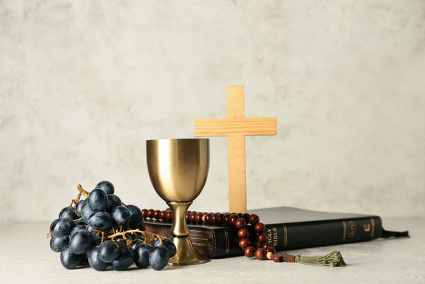 聖書とワインのカップ,バラ色と光の背景に十字架 - 写真・画像