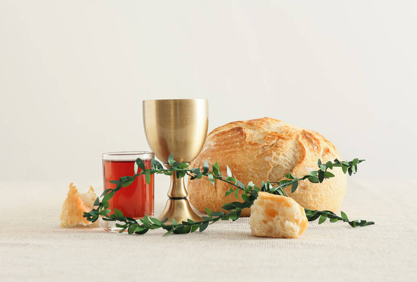 Wino z chlebem i gałęziami na jasnym tle - Zdjęcie, obraz