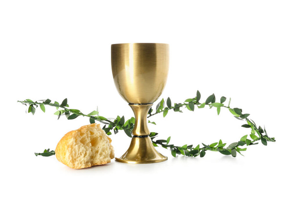Copa de vino con pan y ramas sobre fondo blanco - Foto, Imagen