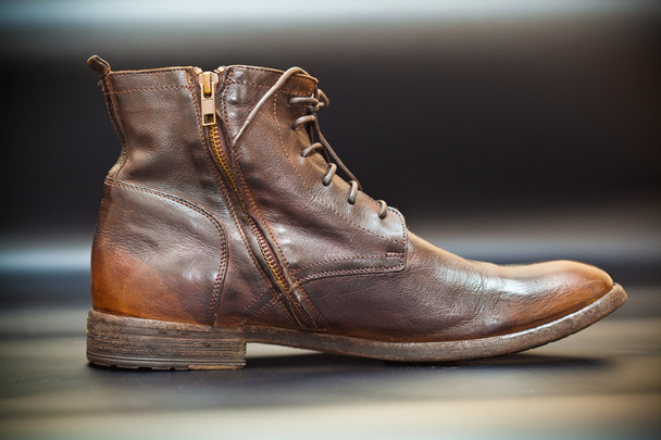 Роскошные мужские кожаные туфли на темном абстрактном фоне. коричневые сапоги
 - Фото, изображение