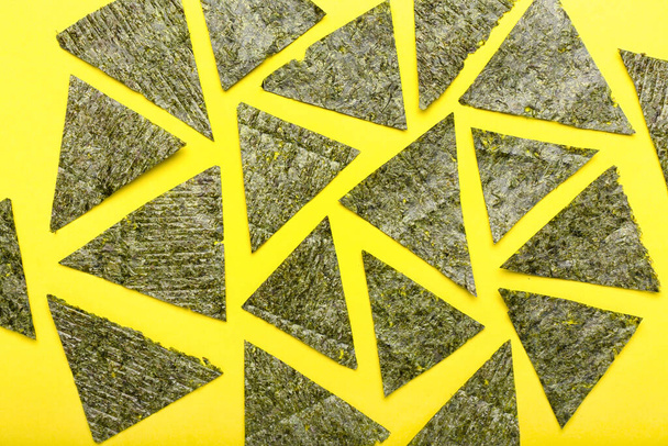 Chutné chaluhy listy na žlutém pozadí - Fotografie, Obrázek