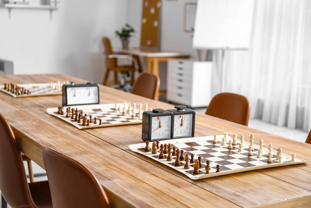Salle préparée pour le tournoi d'échecs en club - Photo, image