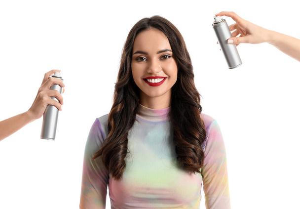 Mulher bonita e mãos com spray de cabelo no fundo branco - Foto, Imagem