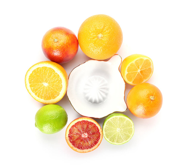 Keramické odšťavňovač a citrusové plody na bílém pozadí - Fotografie, Obrázek