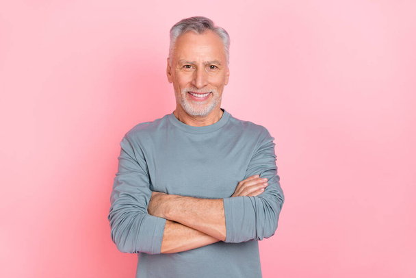 Photo of charming attractive retired man wear grey shirt arms folded isolated pink color background - Valokuva, kuva