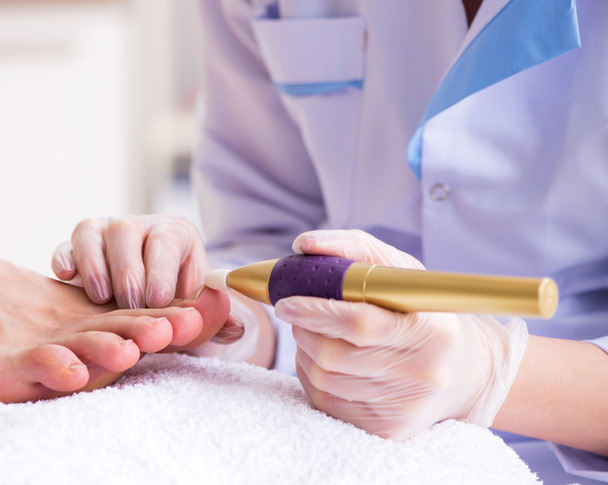 Podiatrist treating feet during procedure - Zdjęcie, obraz