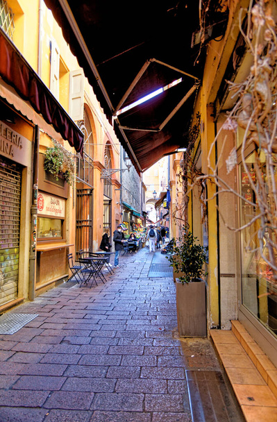 Старе місто Болоньї. Вигляд вуличної сцени в старому місті (Centro Storico) Болоньї, Італія. 5 березня 2022 - Фото, зображення