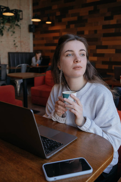 freelance femme heureux de travailler dans un café à distance - Photo, image