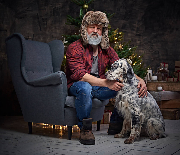 Pedigreed irish setter perro y su anciano propietario en apartamento - Foto, imagen