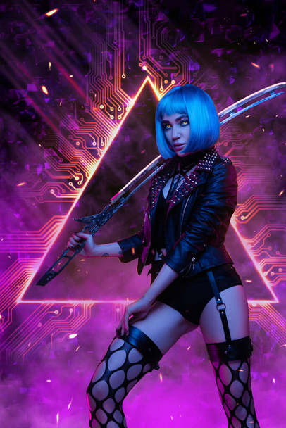 Vrouw met zwaard in cyberpunk stijl tegen abstracte achtergrond - Foto, afbeelding