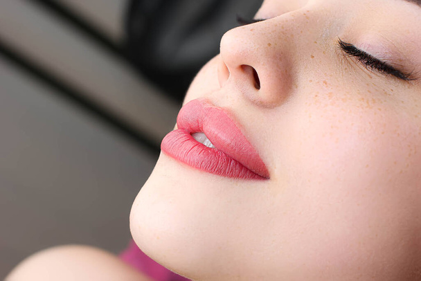 beau modèle fille avec parfait maquillage permanent sur les lèvres rouges - Photo, image