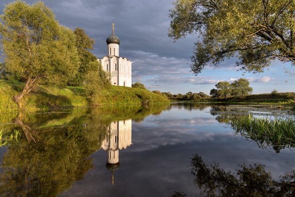 Igreja Intercessão da Virgem Santa no rio Nerl. Rússia
 - Foto, Imagem