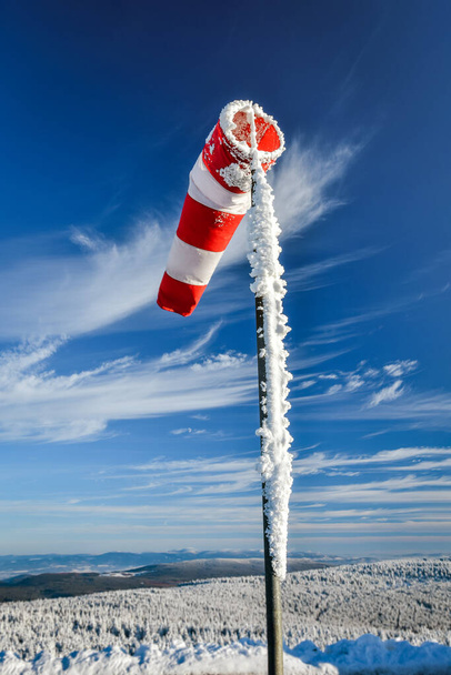 Hóval borított szélmérő magasan a hegyekben, téli táj egy napsütéses napon. - Fotó, kép
