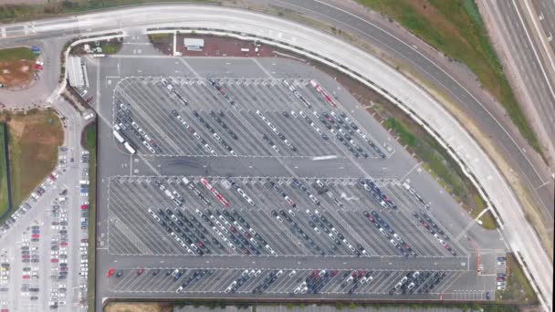 Letecký pohled na parkoviště zbrusu nových elektromobilů v automobilce EV - Záběry, video