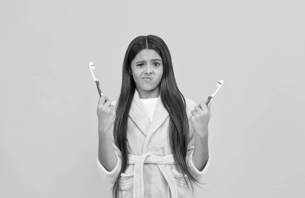 nieszczęśliwy nastolatek dziewczyna w domu frotte szlafrok trzymać szczoteczka do zębów, opieka dentystyczna - Zdjęcie, obraz