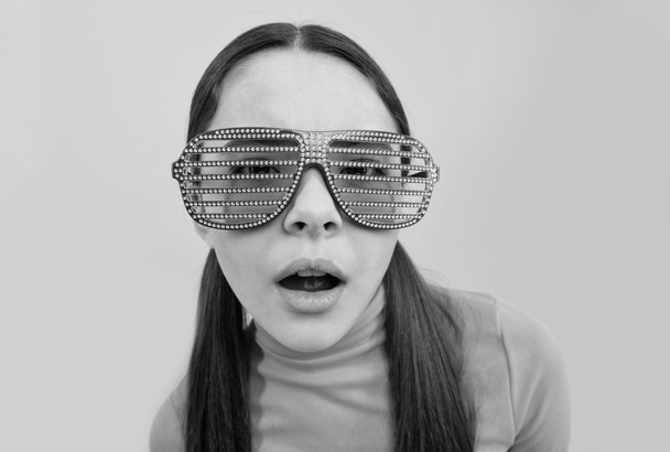 jolie adolescent fille faire selfie dans glamour fête lunettes sur fond jaune, selfie - Photo, image