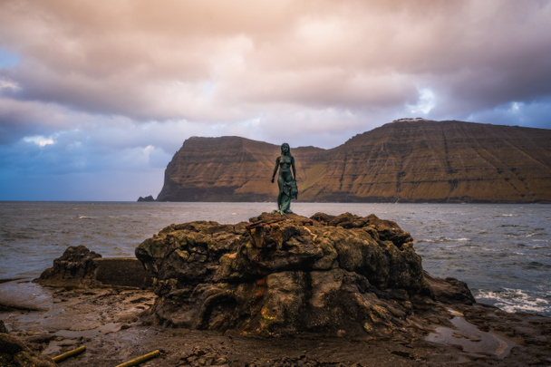 Mikladalur, Faroe Adaları, Kalsoy - Kasım 2021: Kopakonann - selkiler, teriantropi yeteneğine sahip mitolojik varlıklar, derilerini dökerek foktan insana dönüşüyorlar. Danimarka Krallığı. Avrupa - Fotoğraf, Görsel