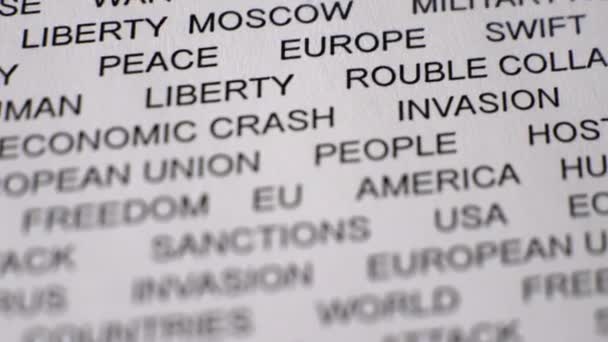 Close-up shot van SANCTIONS geschreven op wit papier met een rode lijn eronder.Crisis - Video