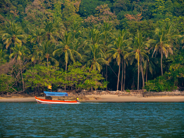 Malvan, INDIA - 23 грудня 2021 року: непізнані туристи, які насолоджуються човном на пляжі Девбаг (Сіндхудурга), місце, занесене до списку 30 улюблених туристів по цілому світі. - Фото, зображення