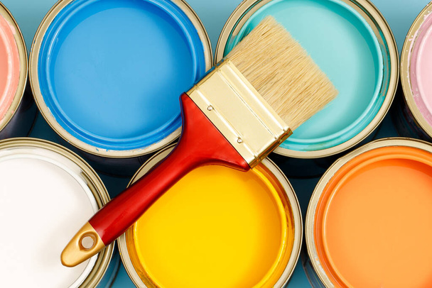 Peinture canettes et pinceaux et comment choisir la couleur de peinture intérieure parfaite et bonne pour la santé - Photo, image