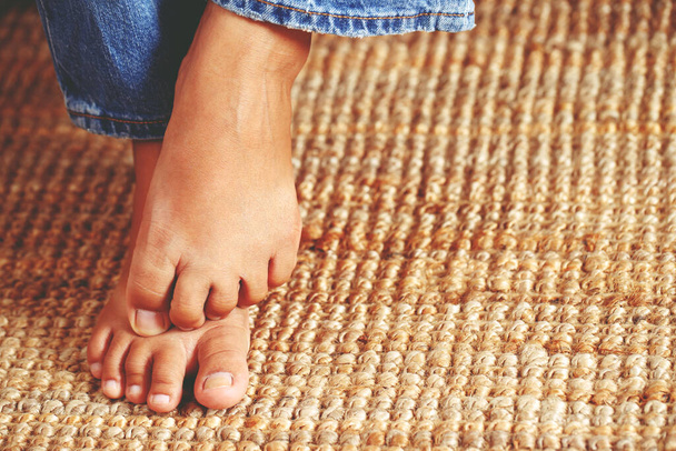 Comichão no pé fúngico causada por pés mordedores - Foto, Imagem