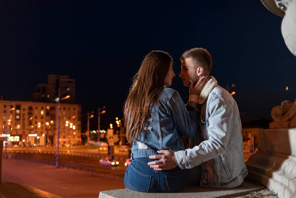 Retrato de pareja joven en el fondo de la ciudad de la noche. Fecha en la ciudad - Foto, Imagen