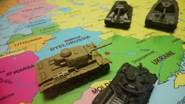 Tanques de juguete en el mapa. Operaciones militares en Ucrania. - Imágenes, Vídeo