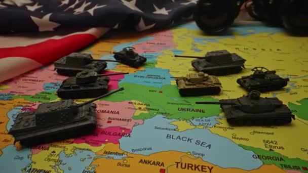 Speelgoedtanks op de kaart. Concept van confrontatie tussen de NAVO en Rusland. - Video