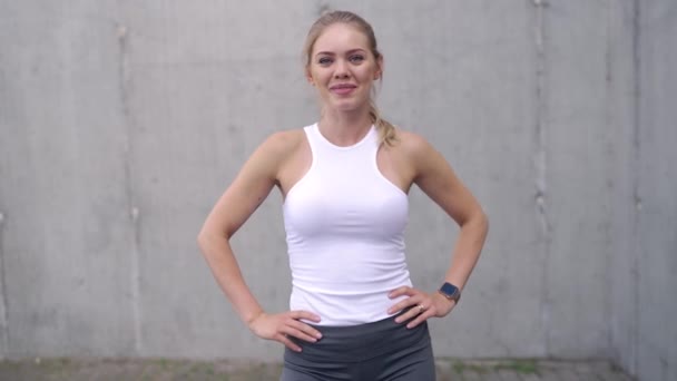 Χαρούμενη αθλήτρια με σταυρωμένα χέρια - Πλάνα, βίντεο