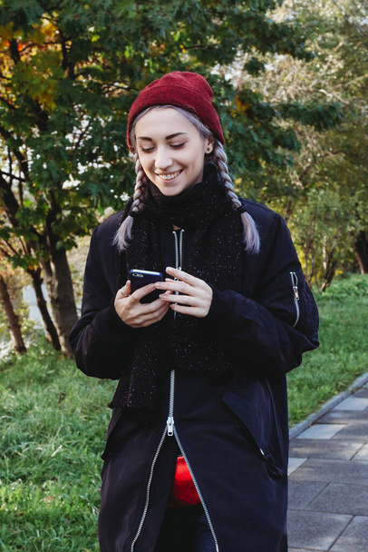 Beautiful smiling hipster young woman with phone - Valokuva, kuva