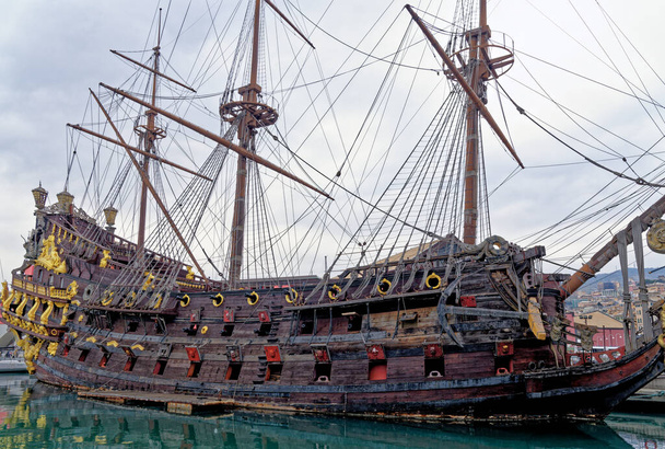 Το πλοίο Neptune Vascello στο Porto Antico στη Γένοβα της Λιγουρίας, Ιταλία, Ευρώπη. 10 Μαρτίου 2022 - Φωτογραφία, εικόνα