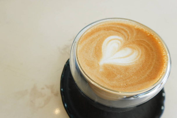 Ευτυχισμένο διάλειμμα για καφέ με καφέ Latte σε λευκό φόντο - Φωτογραφία, εικόνα